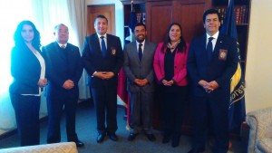 Junto al Gobernador y personal de Investigaciones en una reunión en la Gobernación.